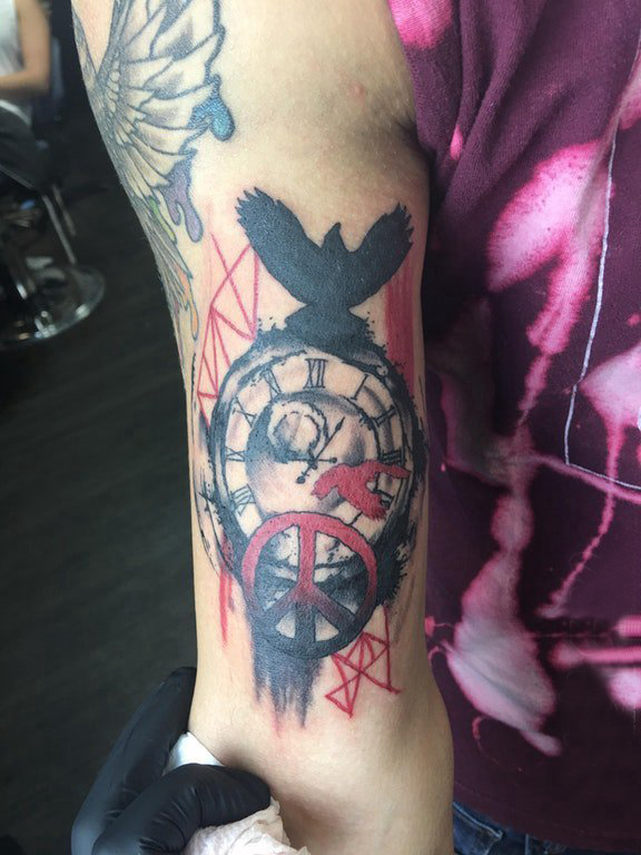 钟表纹身图案  男生手臂上黑灰的钟表纹身图片