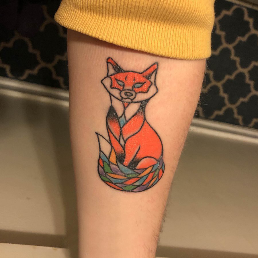 百乐动物纹身 男生手臂上彩色的小狐狸纹身图片