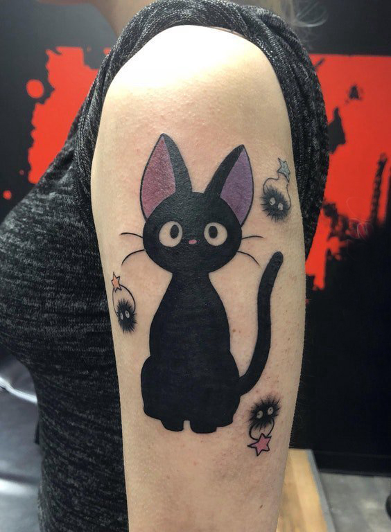 大臂纹身图 女生大臂上可爱的猫咪纹身图片