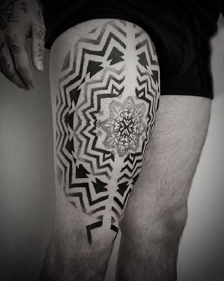梵花纹身 男生大腿上黑色的梵花纹身图片
