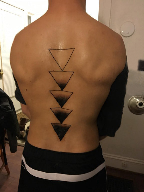 后背纹身男 男生后背上黑色的三角形纹身图片