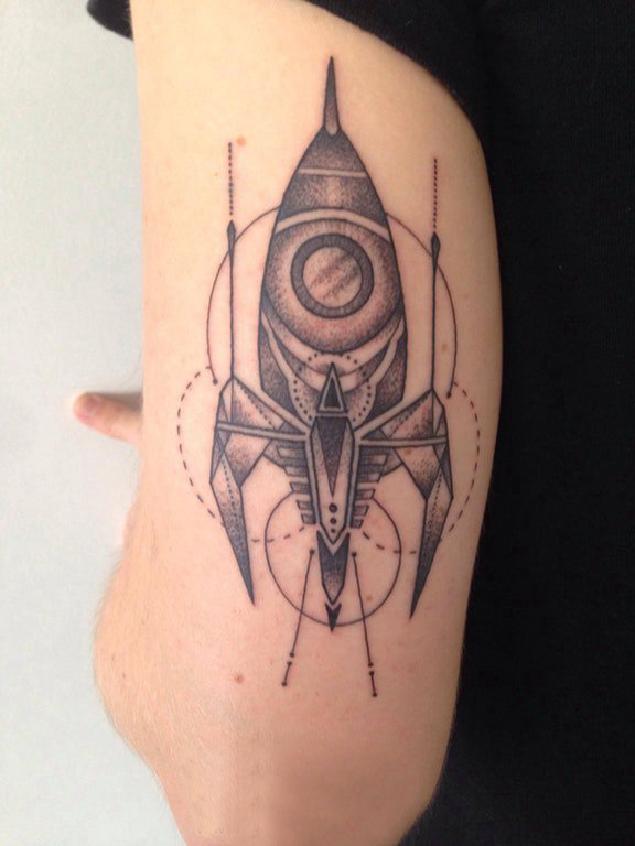 几何元素纹身 男生手臂上圆形和火箭纹身图片