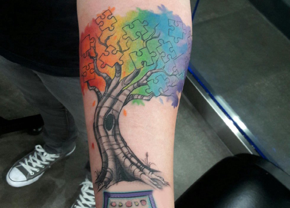 欧美拼图纹身 男生手臂上创意的拼图树纹身图片