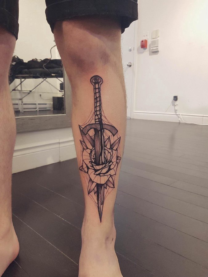 欧美小腿纹身 男生小腿上玫瑰和匕首纹身图片