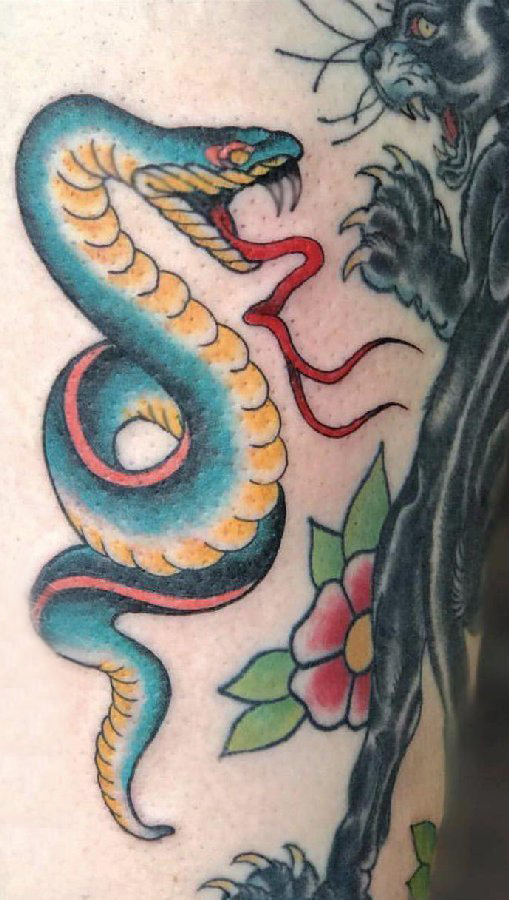 蛇和花朵纹身图案  女生大腿上蛇和花纹身图片