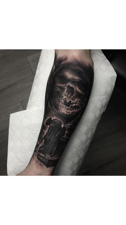 死神小臂纹身  男生小臂上黑灰色的死神纹身图片