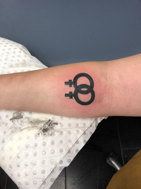 纹身符号  女生小臂上黑色的符号纹身图片