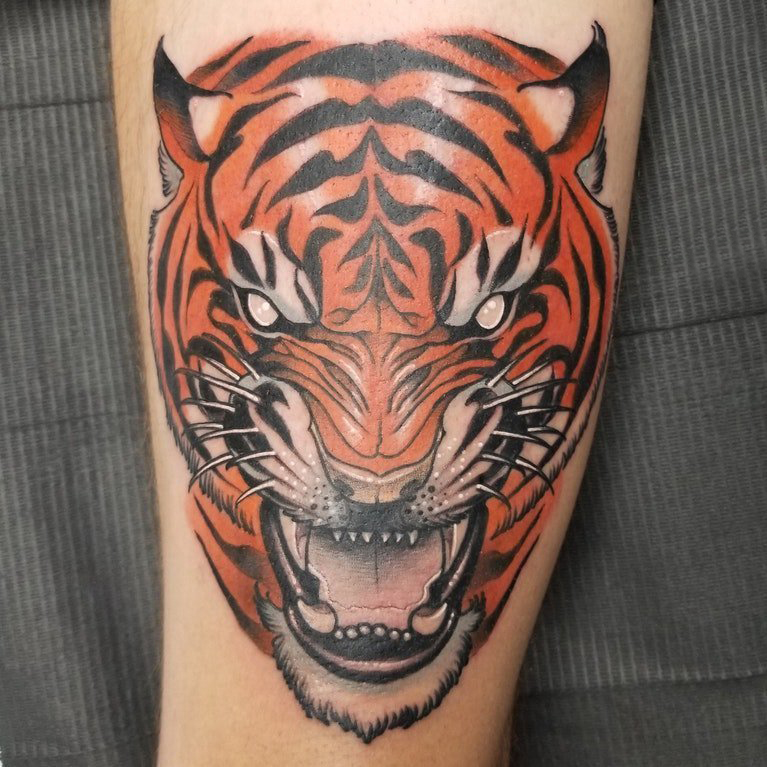 老虎头纹身图案 男生小腿上彩色的老虎纹身图片