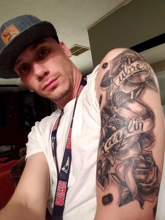 玫瑰纹身图  男生大臂上玫瑰和英文纹身图片