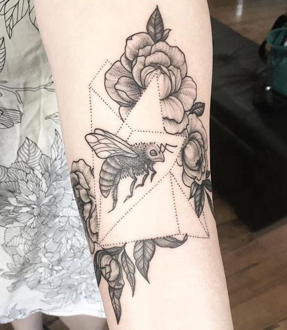 蜜蜂纹身图案 女生手臂上花卉和蜜蜂纹身图片