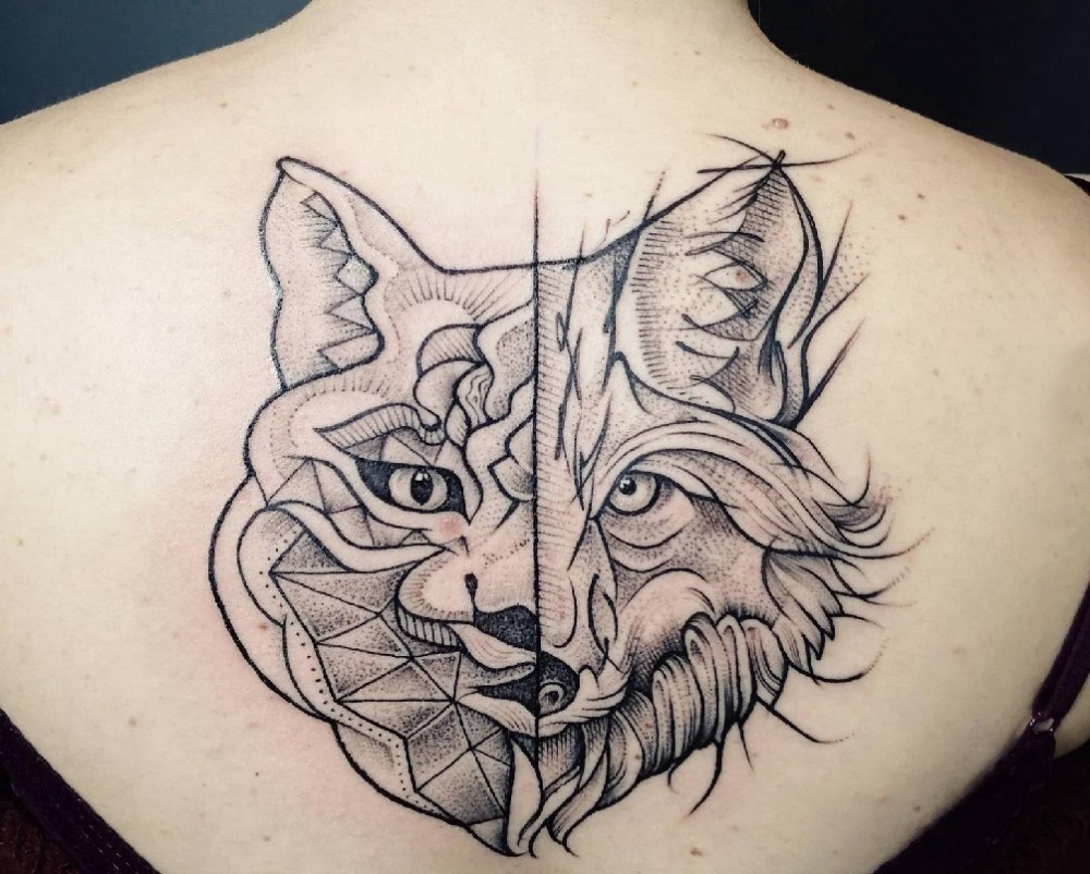 欧美拼接纹身 女生后背上拼接的狼头纹身图片