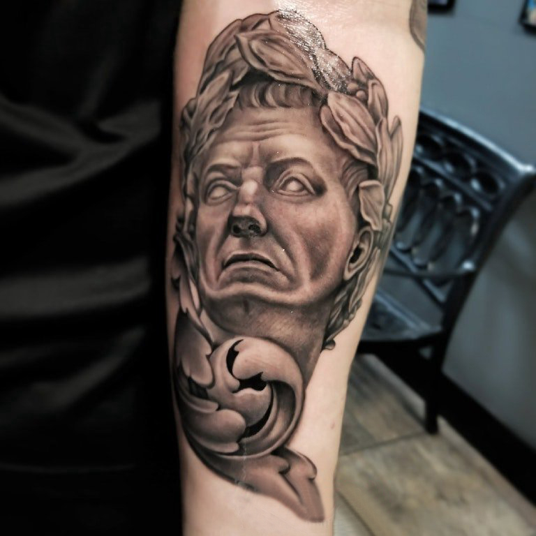素描纹身  女生小臂上黑灰色的素描人物纹身图片