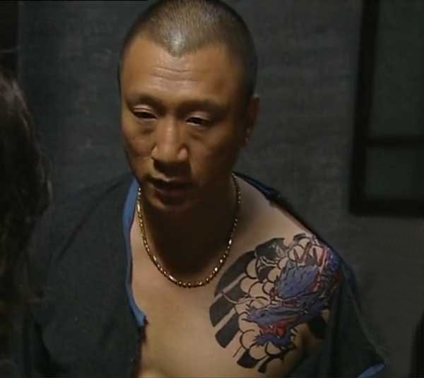 孙红雷纹身图案  明星肩部彩绘的龙纹身图片