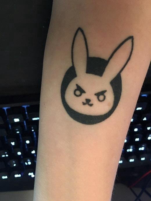 纹身卡通 女生手臂上黑色的兔子纹身图片