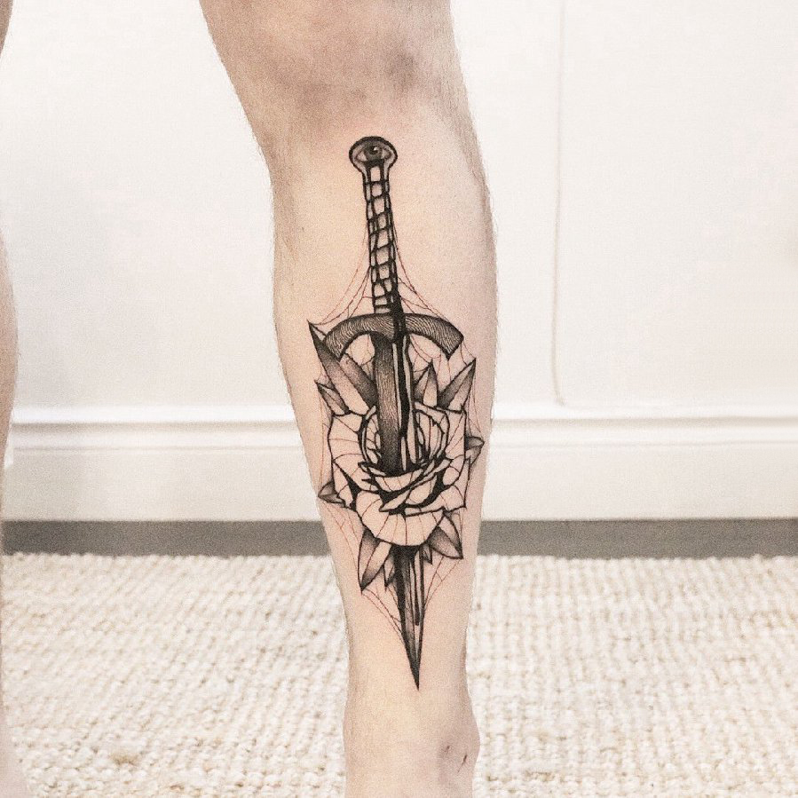 小腿对称纹身 男生小腿上玫瑰和匕首纹身图片