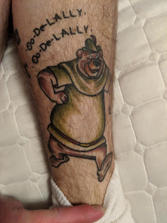 熊纹身  男生小腿上彩绘的卡通熊纹身图片