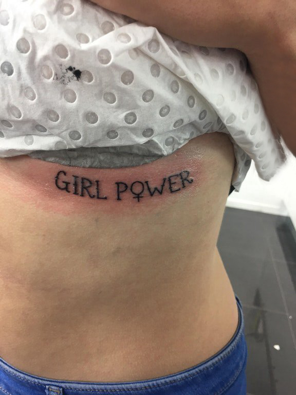 女生胸下纹身 女生胸下英文和符号纹身图片