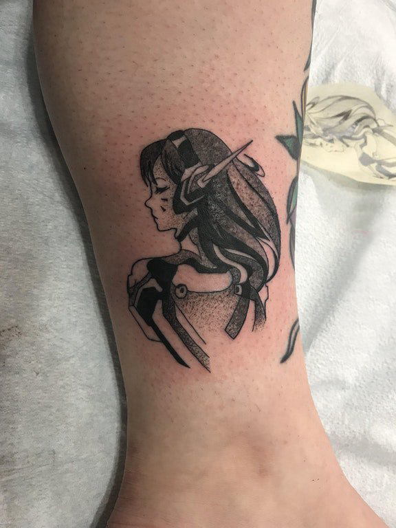 欧美小腿纹身 男生小腿上黑色的卡通人物纹身图片
