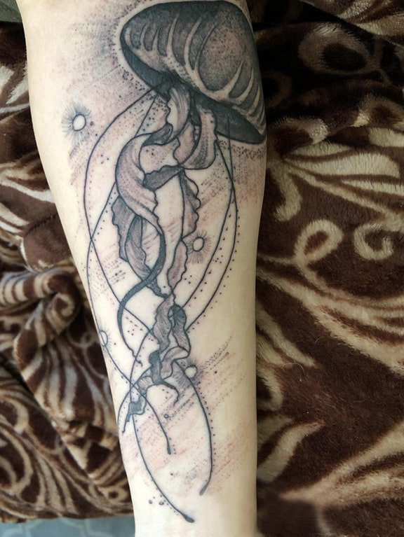 欧美小腿纹身 女生小腿上黑色的水母纹身图片