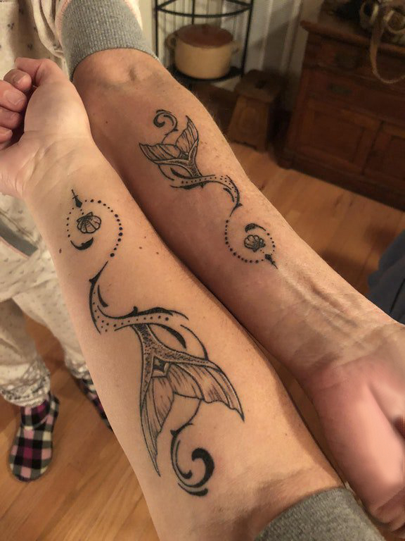 情侣小清新纹身 情侣手臂上黑色的鲸鱼尾纹身图片