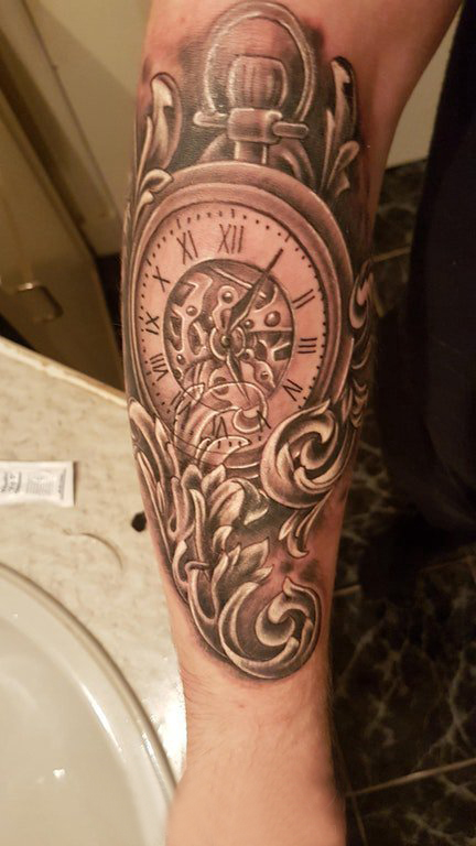手臂纹身素材 男生手臂上黑色的时钟纹身图片
