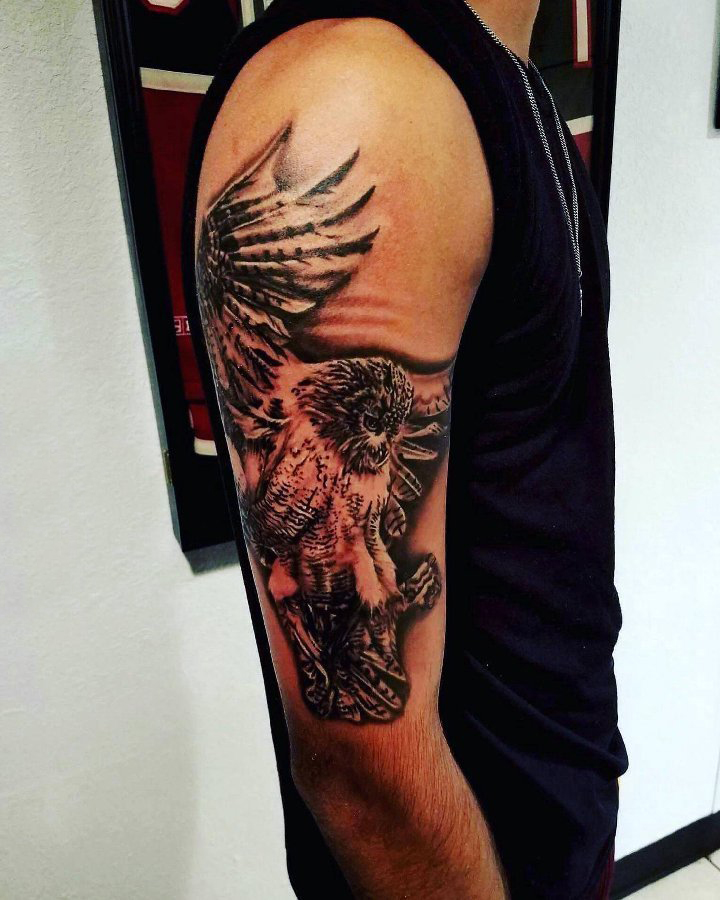 手臂纹身素材 男生手臂上英勇的猫头鹰纹身图片