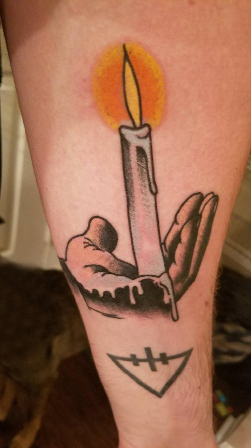 手部纹身图 男生手臂上手掌和蜡烛纹身图片
