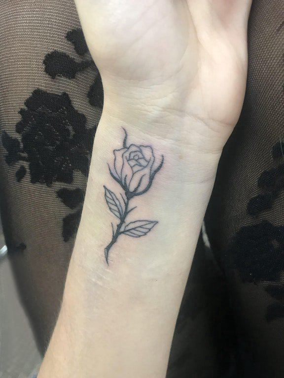 手腕纹身小图 女生手腕上精致的玫瑰纹身图片