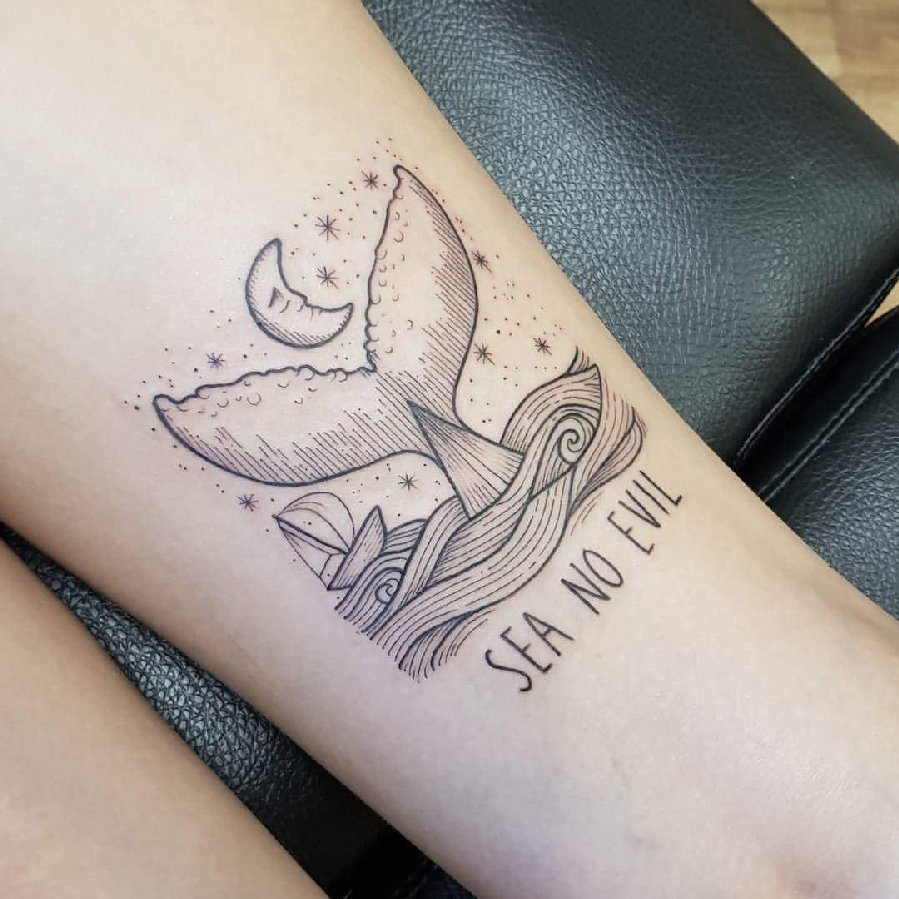 纹身鲸鱼 女生手臂上英文和鲸鱼尾纹身图片