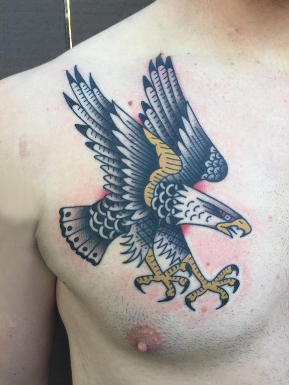 纹身老鹰图片  男生胸上彩绘的老鹰纹身图片