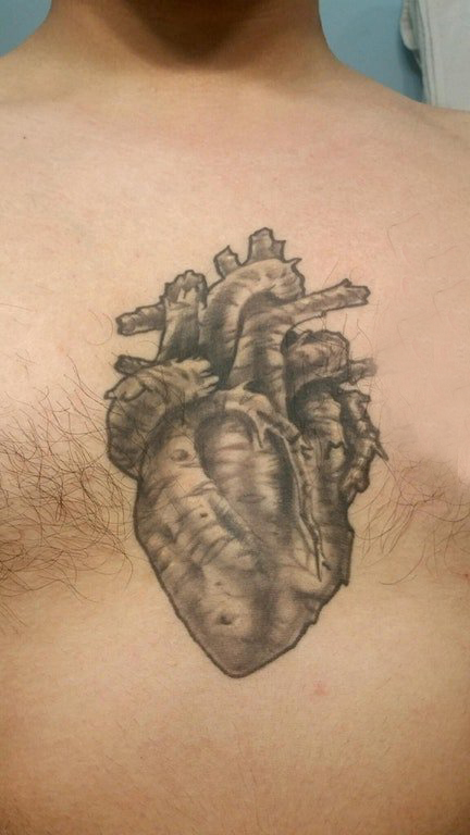 纹身图案胸部男 男生胸部黑色的心脏纹身图片