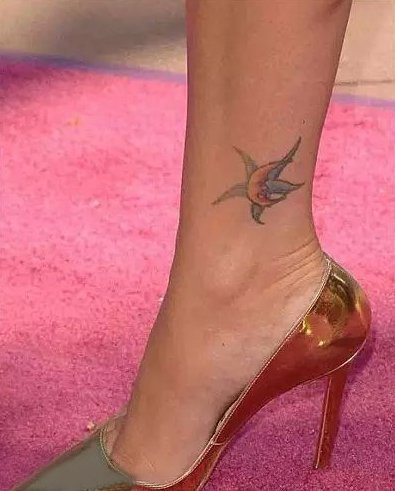 月亮和星星纹身图案  Megan Fox脚上月亮和星星纹身图片