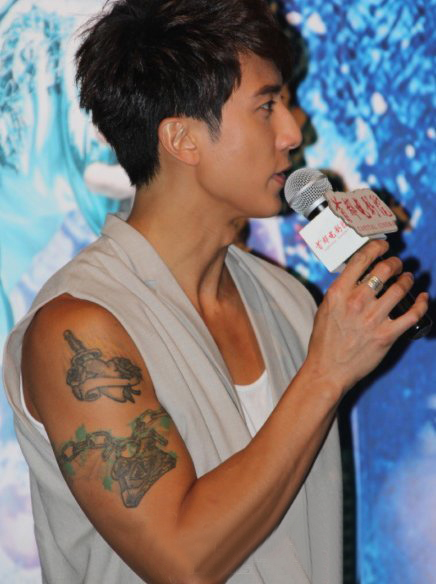 中国纹身明星 吴尊手臂上匕首和锁链纹身图片
