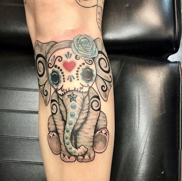 大象纹身  男生手臂上彩绘的大象纹身图片