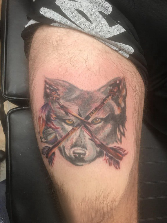 滴血狼头纹身  男生大腿上狼头和箭纹身图片