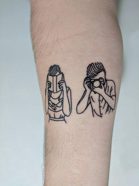 极简线条纹身 男生手臂上黑色的简笔人物纹身图片