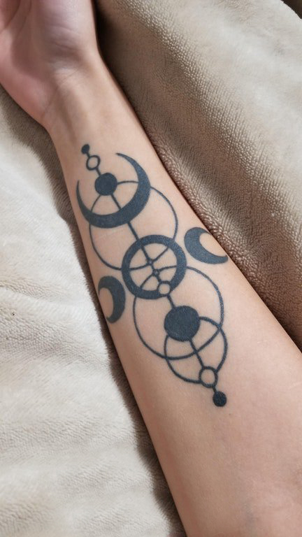几何元素纹身 女生手臂上圆形和月亮纹身图片