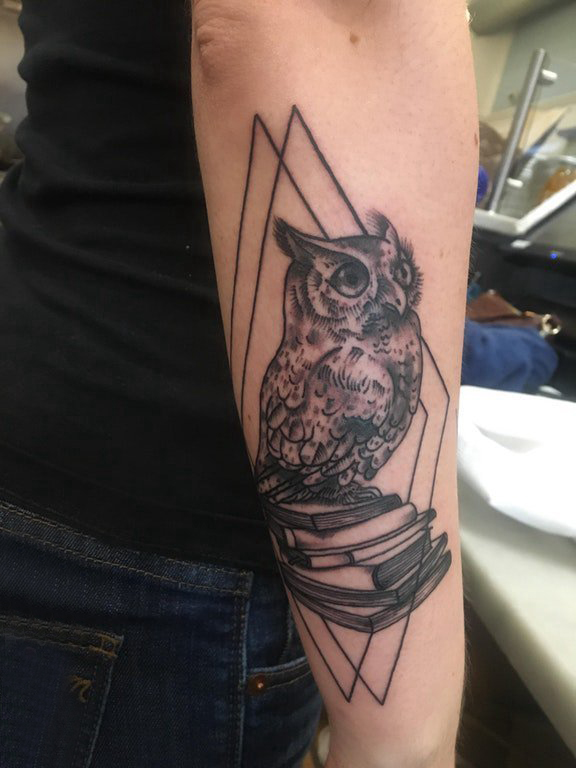 猫头鹰纹身图 男生手臂上菱形和猫头鹰纹身图片