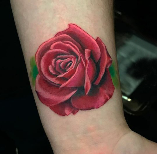 玫瑰纹身图  女生手臂上彩绘的玫瑰纹身图片