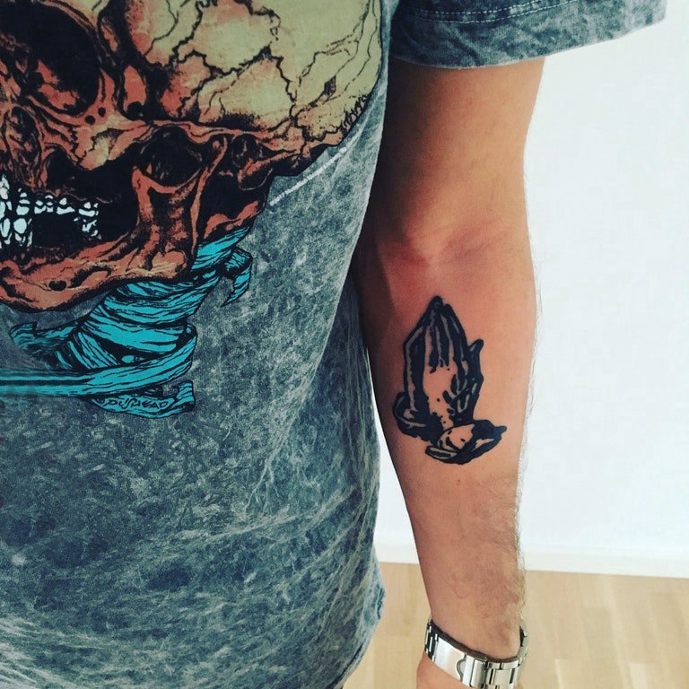 祈祷之手纹身图 男生手臂上虔诚的祈祷之手纹身图片