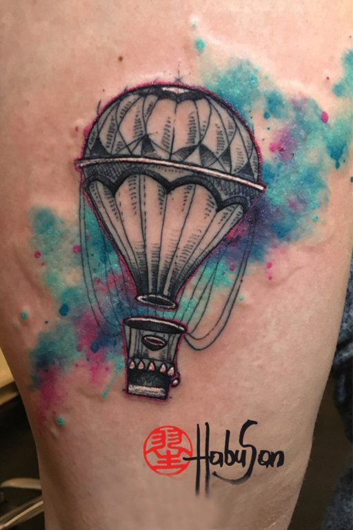 热气球纹身图案身 女生大腿上彩色的热气球纹身图片