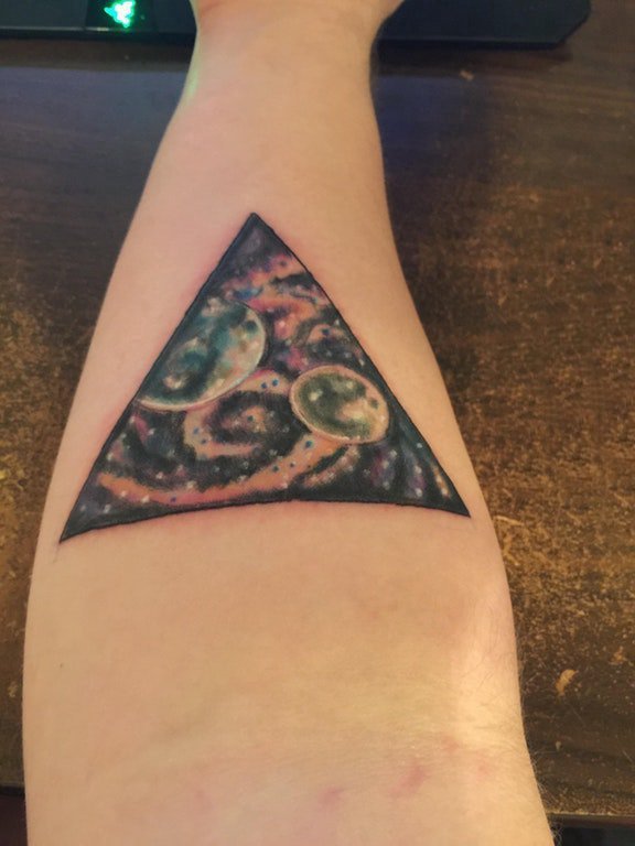 三角形纹身图 男生手臂上三角形的星空纹身图片