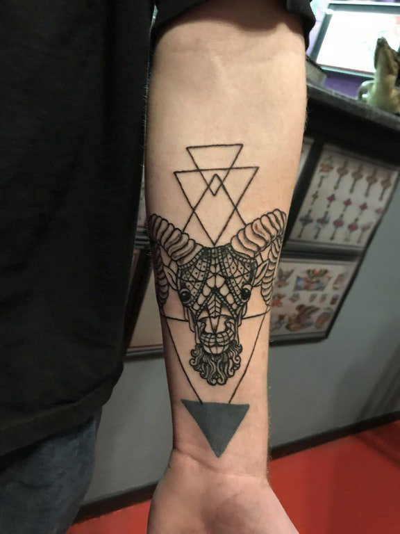 手臂纹身素材 男生手臂上三角形和山羊纹身图片