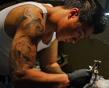 纹身师电影  电影人物手臂上彩绘的龙纹身图片