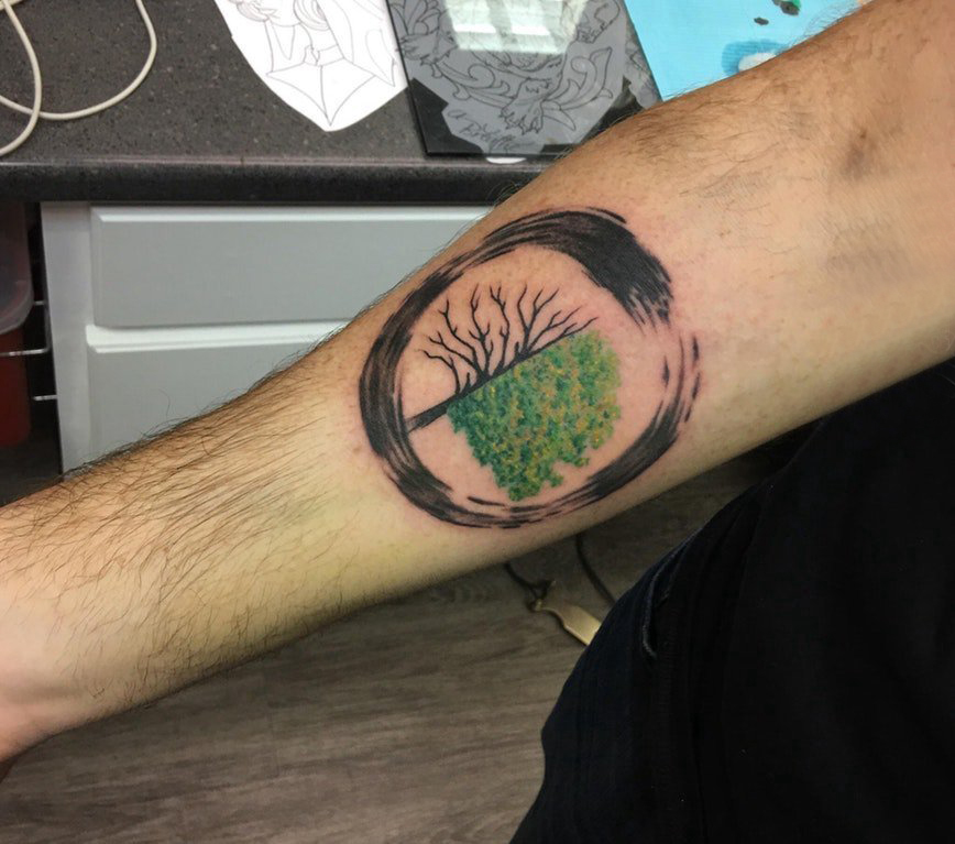 植物纹身 男生手臂上圆形和大树纹身图片