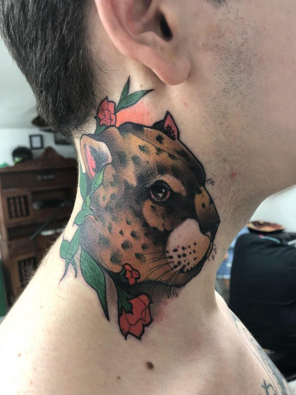 豹子头纹身  男生脖子上彩绘的豹子头纹身图片