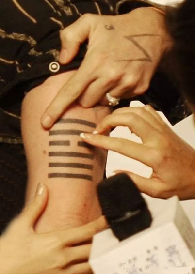 国际纹身明星  Johnny Depp手臂上黑色的易经卦象纹身图片