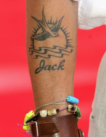 国际纹身明星 Johnny Depp手臂上鸟和太阳纹身图片
