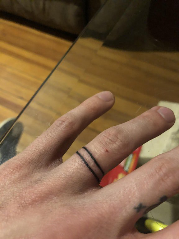 极简线条纹身 男生手指上黑色的戒指纹身图片
