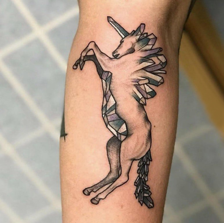 可爱独角兽纹身图案 男生手臂上黑色的独角兽纹身图片